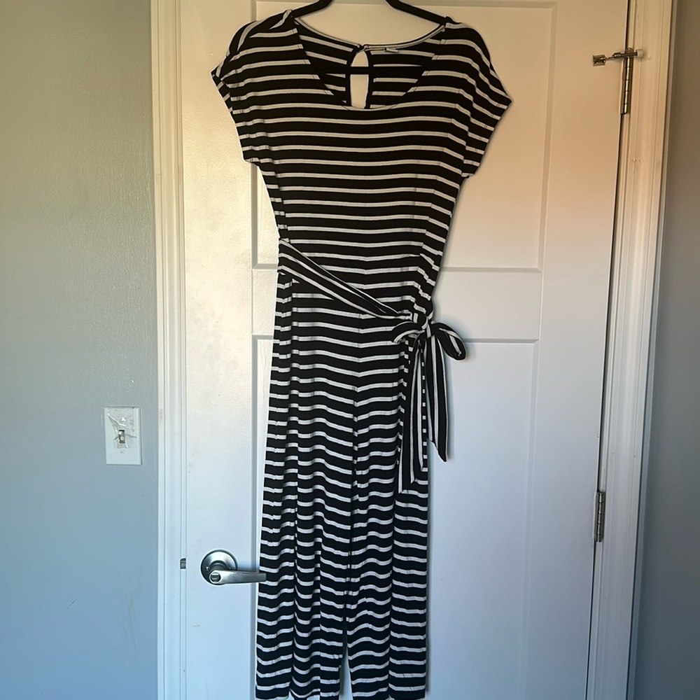 Old Navy black and white striped capri length wide leg romper size small!